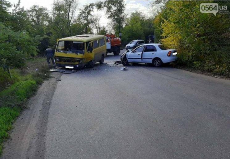 На Днепропетровщине столкнулись легковушка и микроавтобус: есть пострадавшие (ФОТО)