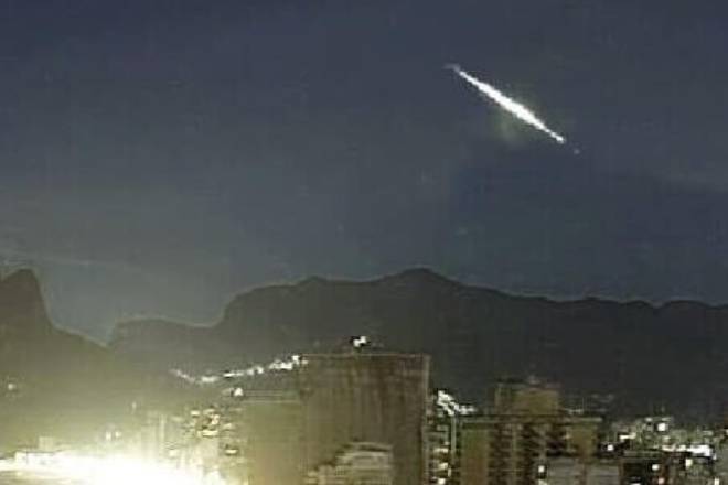 Яркий метеор осветил небо Копакабаны в Бразилии (ФОТО, ВИДЕО)