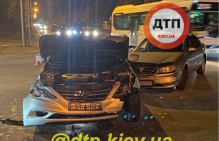 В Деснянском районе Киева ночью столкнулись Hyundai и Nissan (ФОТО)