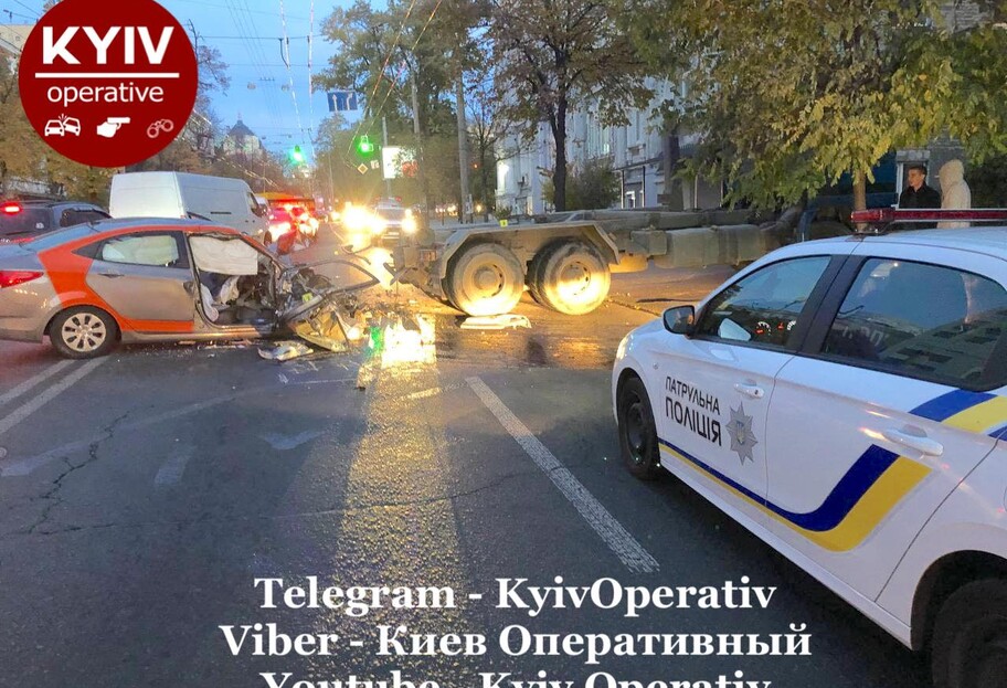В Киеве арендованное авто влетело в грузовик: водитель погиб (ФОТО)