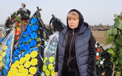 Мать нардепа Полякова записала видеообращение на кладбище в Чернигове (ФОТО, ВИДЕО) 