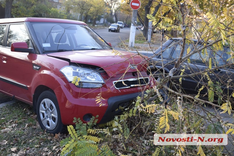 В центре Николаева столкнулись Kia и Volvo (ФОТО)