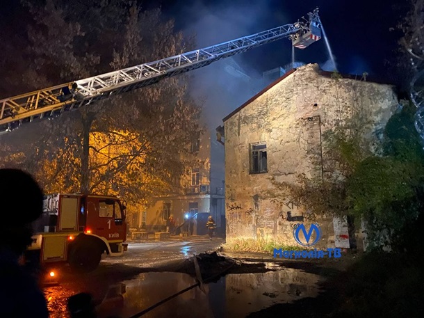 В центре Киева ночью горело историческое здание: дому более 200 лет (ФОТО)