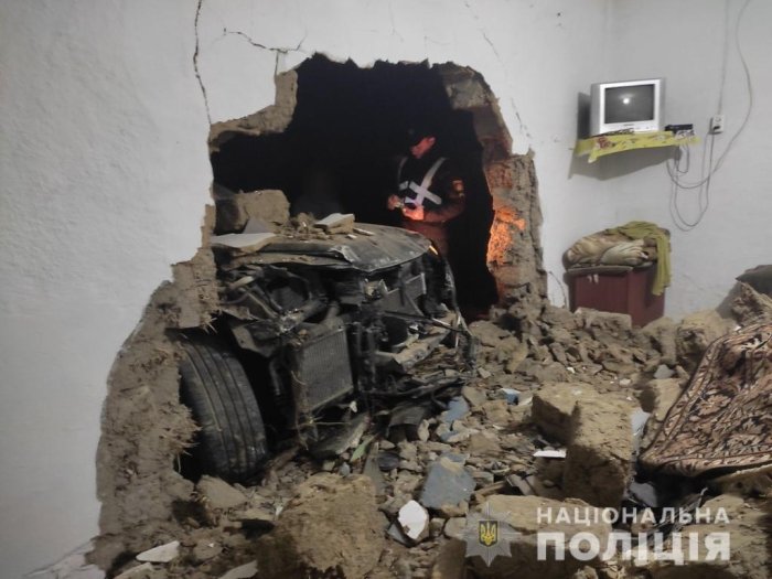 ДТП под Одессой: водитель протаранил дом пенсионера (ФОТО)