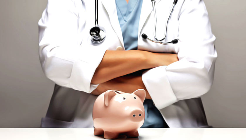 Экономист прокомментировал повышение зарплаты врачам