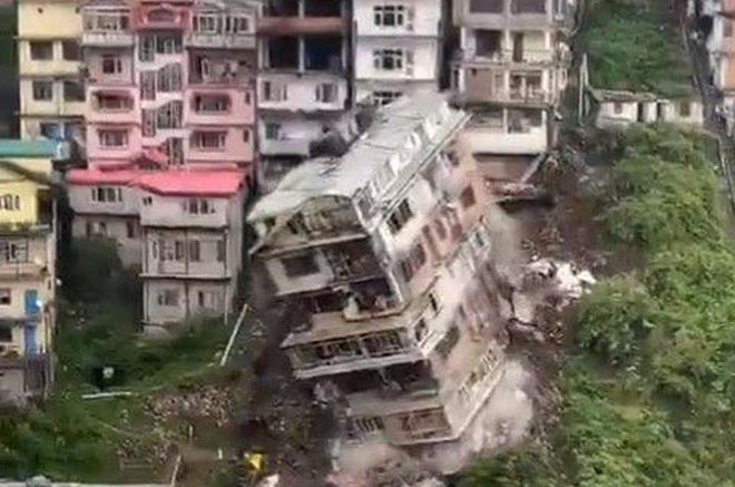 В Индии от залповых ливней обрушилось здание: момент попал на видео