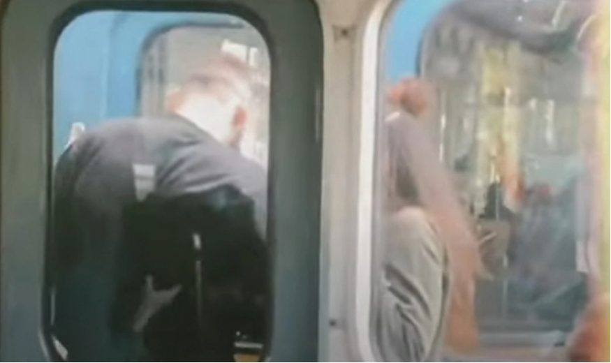 В столичном метро парочка зацеперов отличилась опасной выходкой (ВИДЕО)
