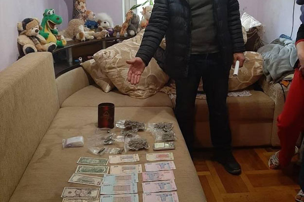 Столичные полицейские изъяли у двух родственников-сообщников наркотики на крупную сумму (ФОТО)