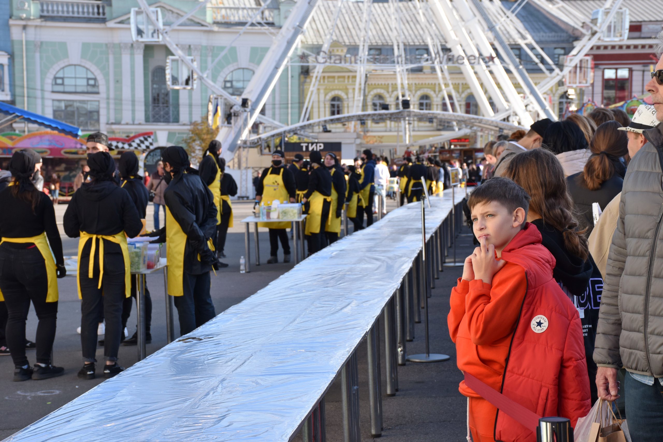 200 килограмм и 129 метров: в Киеве приготовили самую большую шаурму