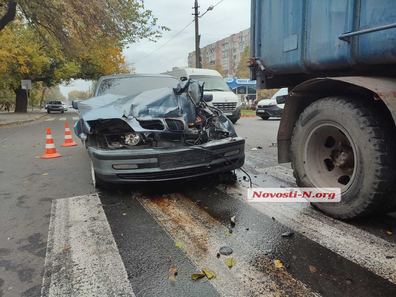В Николаеве – ДТП с мусоровозом: пьяный водитель BMW сбежал (ФОТО)