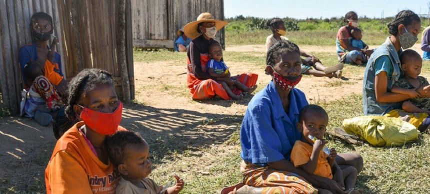 Едят саранчу: жители Мадагаскара пытаются выжить в условиях голода (ФОТО)