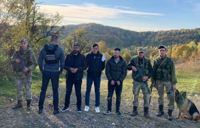 На Закарпатье пограничники задержали троих нелегалов из Турции (ФОТО)