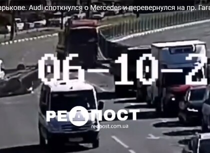 На крупной автомагистрали Харькова автомобиль сделал сальто (ФОТО, ВИДЕО)
