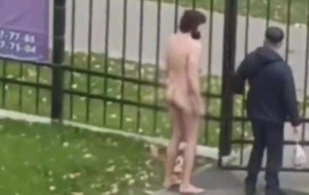 На территории ЖК в Киеве гулял голый мужчина (ФОТО, ВИДЕО)