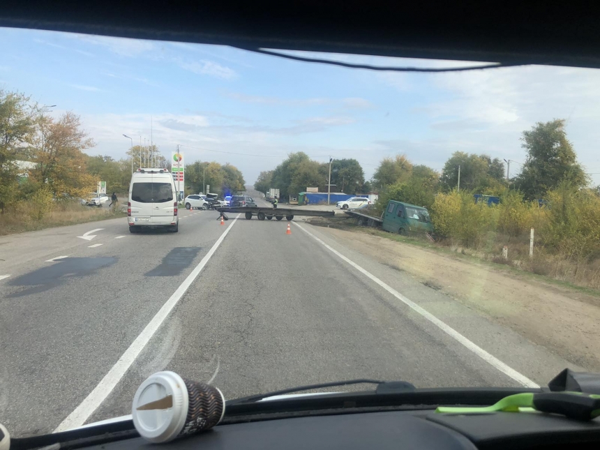 На трассе Николаев-Одесса грузовик слетел в кювет (ФОТО)
