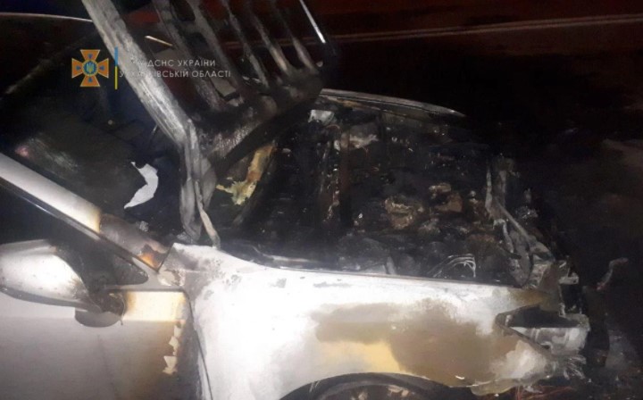 В Харькове сгорел автомобиль, принадлежащий высокопоставленному чиновнику (ФОТО)