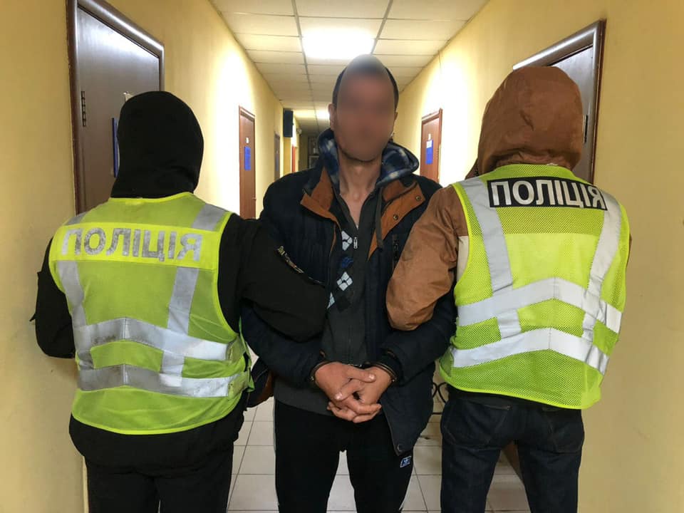 Под Киевом мужчина с топором напал на многодетную мать (ФОТО, ВИДЕО)