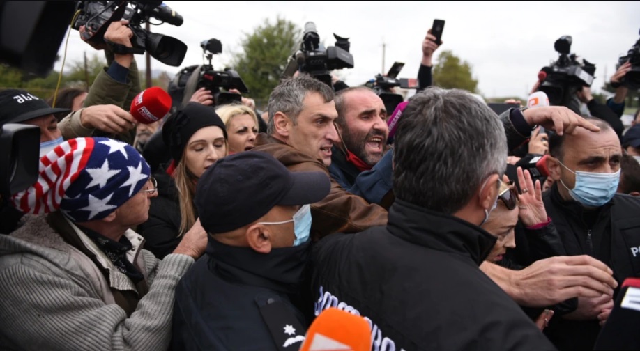 В Грузии у Руставской тюрьмы начались столкновения сторонников Саакашвили с полицией
