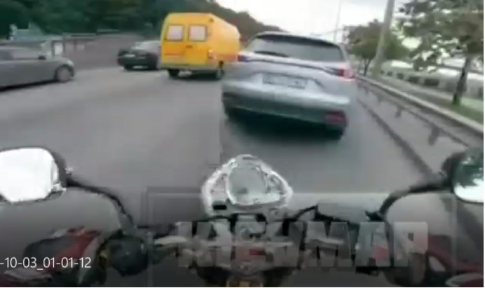 Ссора на скоростях: в Киеве мотоциклист и водитель повздорили прямо на дороге (ВИДЕО)
