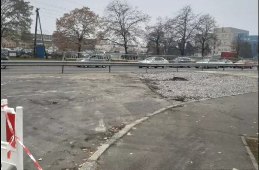 В Киеве гигантский провал в асфальте засыпали щебнем: авто едут по газону (ФОТО, ВИДЕО)