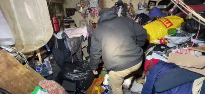 В центре Киева мужчина превратил четырехкомнатную квартиру в помойку (ВИДЕО)