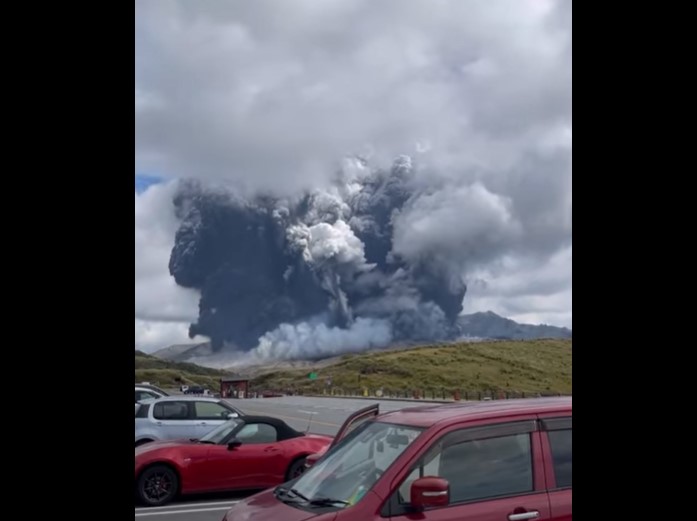 Столб пепла и залпы: в Японии произошло извержение вулкана (ВИДЕО)