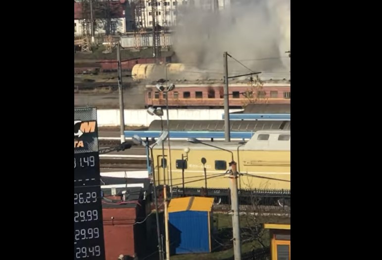 Во Львове на вокзале произошел пожар в вагоне поезда (ВИДЕО)