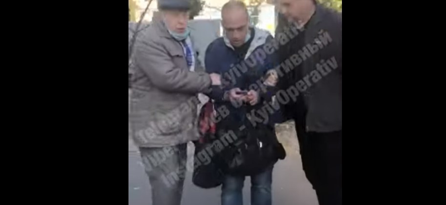 На Отрадном в Киеве на остановке задержали карманника (ВИДЕО)