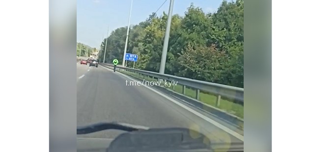 В Киеве самокатчик летел по шоссе со скоростью 80 км/ч (ВИДЕО)