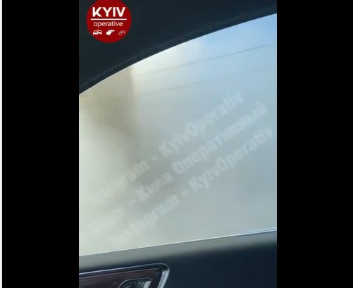 На Куреневке в Киеве на дороге возник «аварийный» фонтан из кипятка (ВИДЕО)