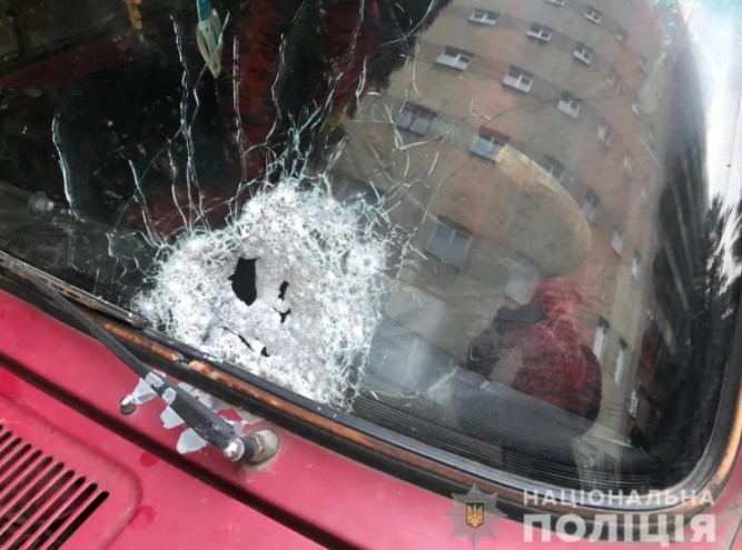 В Черновцах мужчина обстрелял автомобиль (ФОТО)