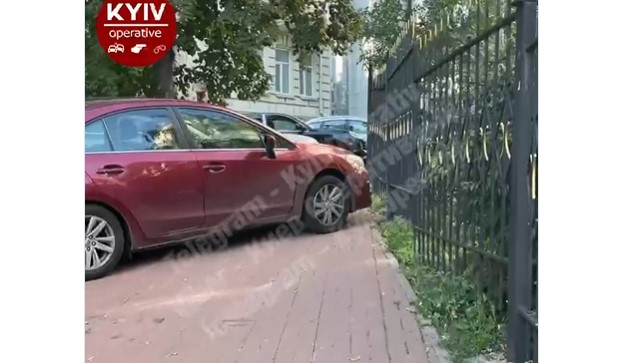 В центре Киева «герои парковки» нагло перегородили тротуарную зону (ВИДЕО)