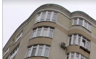 В многоэтажке в Киеве самовольно обустраивают чердак: соседи в гневе (ВИДЕО)