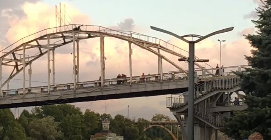 Опасные игры: в Днепре девушка делала селфи на опоре моста (ВИДЕО)