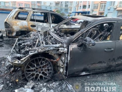В Киеве пламя от Porsche перекинулось на другие авто: сгорело 5 машин