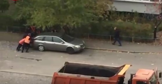 На Троещине в Киеве «герой парковки» сорвал работу асфальтоукладчиков (ВИДЕО)