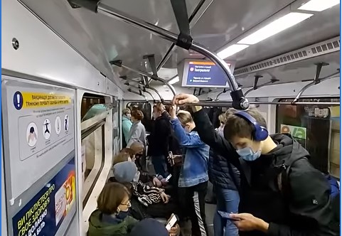 В Киеве из-за самоката на рельсах остановились поезда метро (ВИДЕО)