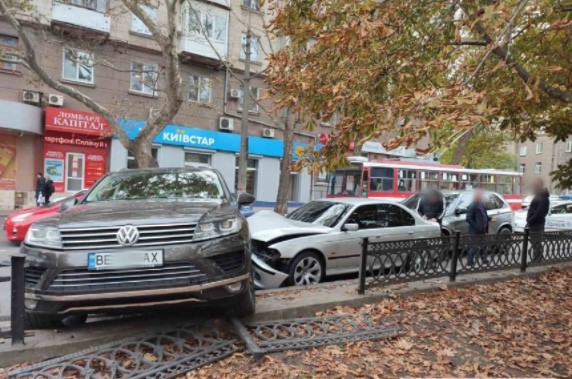 В Николаеве на проспекте столкнулись сразу 4 авто (ВИДЕО)
