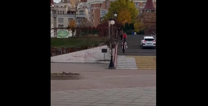 На Оболони в Киеве белый внедорожник ехал вверх по ступенькам (ВИДЕО)