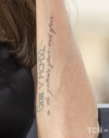 Анджелина Джоли сделала новые тату на средних пальцах