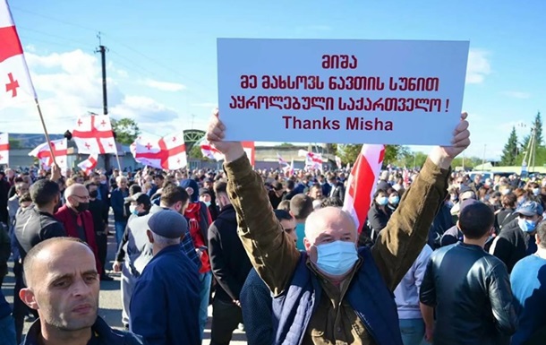 В Грузии митингующие окружили тюрьму, где находится Саакашвили (ФОТО, ВИДЕО)
