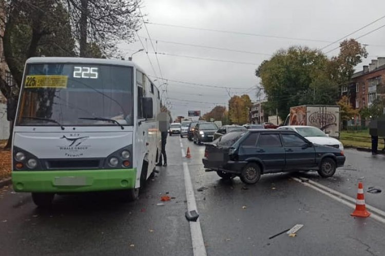 В Харькове Hyundai врезался в маршрутку (ФОТО)