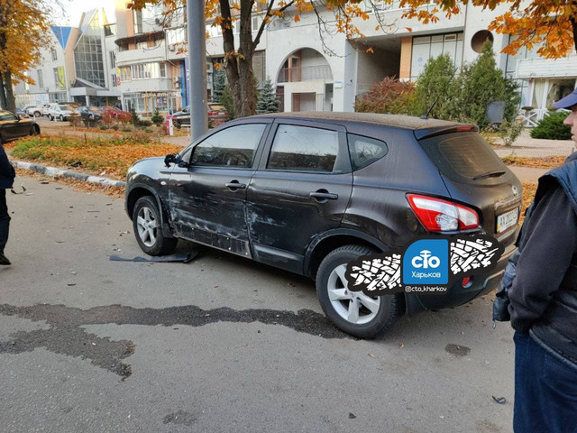 В Харькове Nissan разбил припаркованные авто (ФОТО)