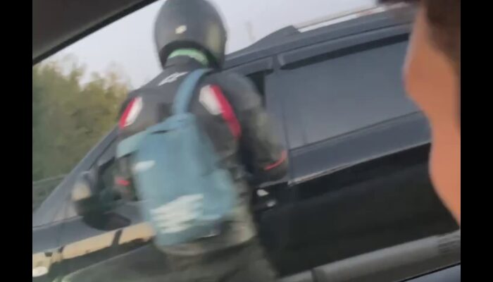 В Харькове мотоциклист подрался с водителем автомобиля (ФОТО)