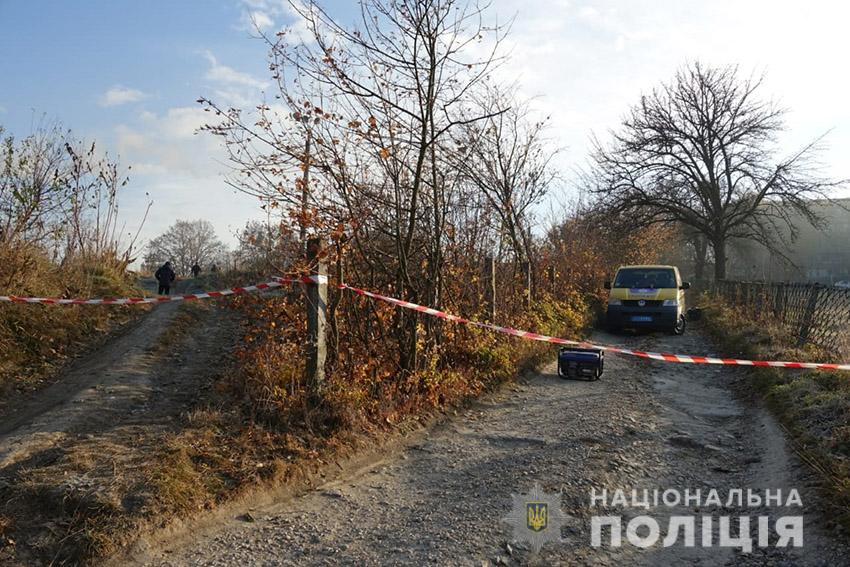 В Хмельницкой области мать нашла тело дочери возле старого кладбища (ФОТО)