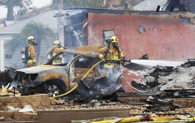 В Калифорнии самолет рухнул на жилой дом (ФОТО, ВИДЕО)