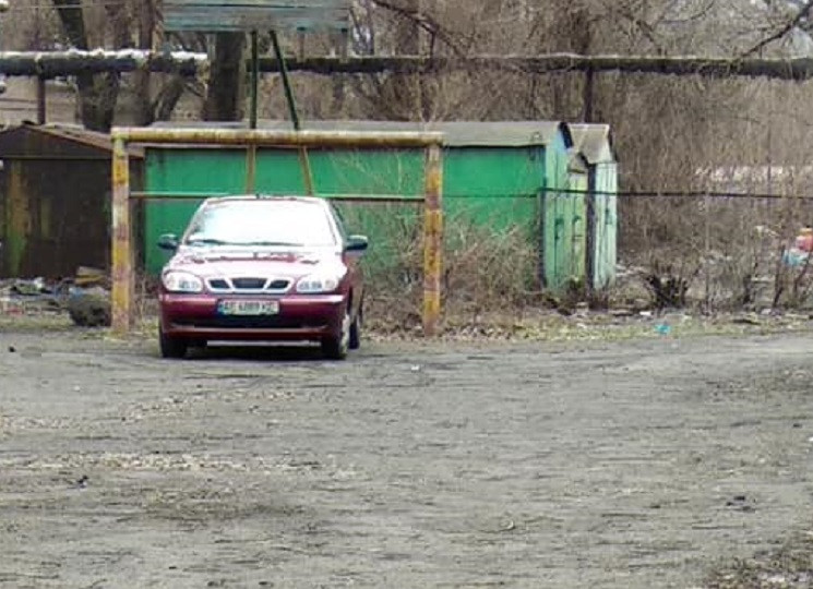 В Кривом Роге «герой парковки» припарковался у футбольных ворот (ФОТО)