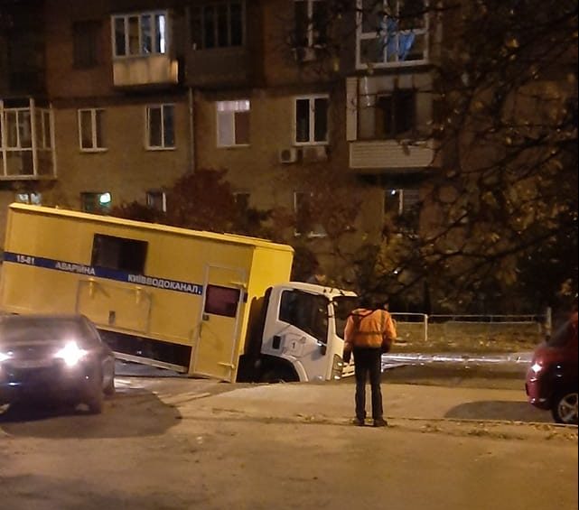 В Киеве «аварийка» водоканала провалилась под асфальт (ФОТО)