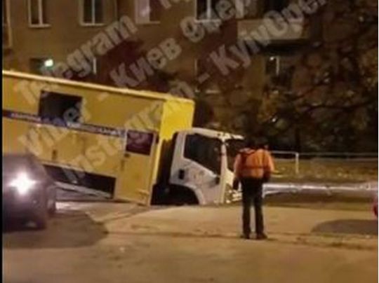 В Киеве грузовик водоканала кабиной «нырнул» под асфальт (ВИДЕО)