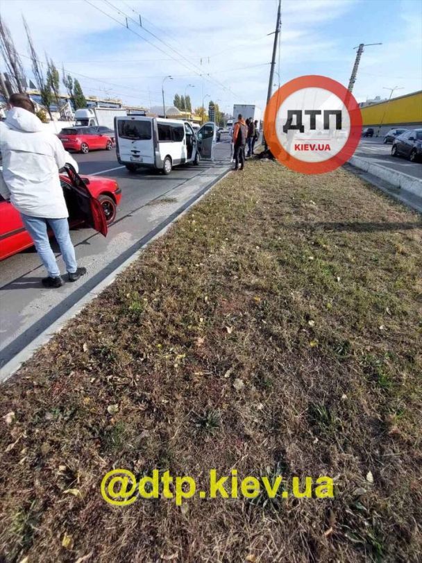 В Киеве микроавтобус сбил копа (ФОТО)